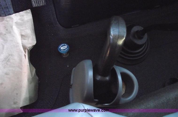 image for item 5951 2004 International Series 4200 truck with Chipper dump bed