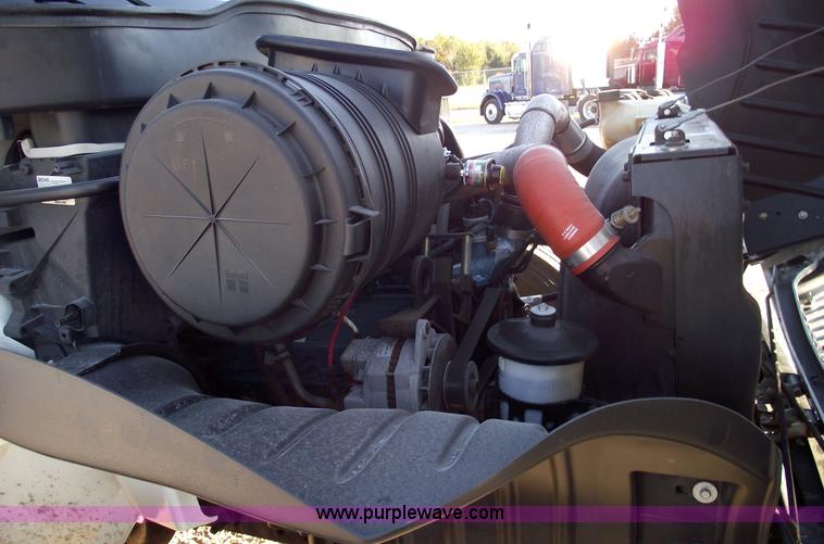 image for item 5951 2004 International Series 4200 truck with Chipper dump bed