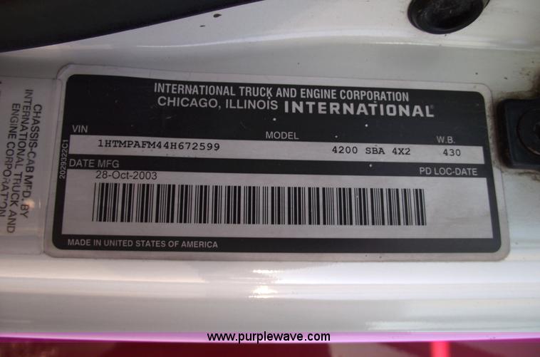 image for item 5951 2004 International Series 4200 truck with Chipper dump bed