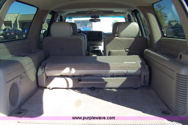 image for item 7376 2002 Chevrolet K1500 Suburban