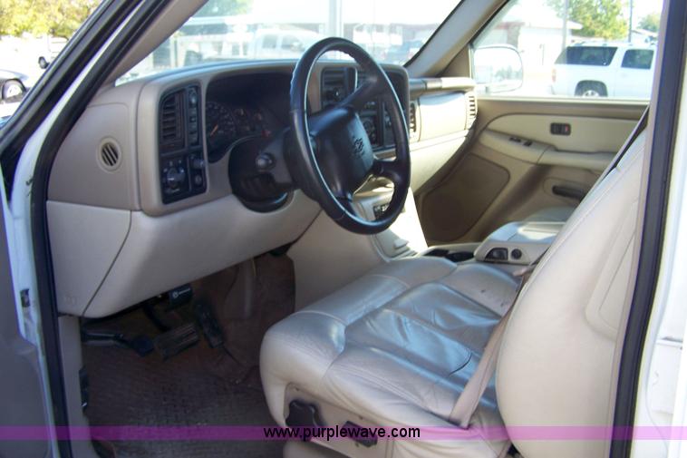 image for item 7376 2002 Chevrolet K1500 Suburban
