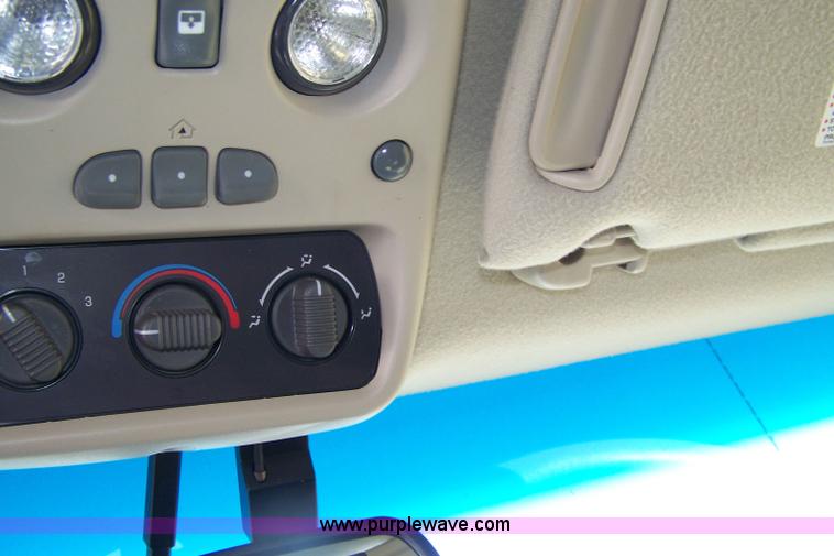 image for item 7376 2002 Chevrolet K1500 Suburban