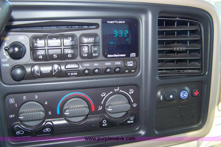 image for item 7376 2002 Chevrolet K1500 Suburban