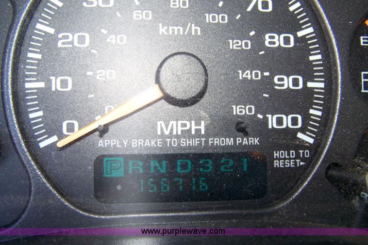 image for item 7376 2002 Chevrolet K1500 Suburban