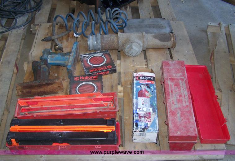 image for item 7415 Assorted automotive items