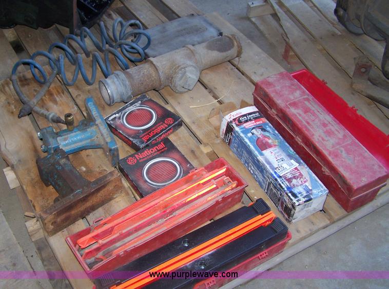 image for item 7415 Assorted automotive items