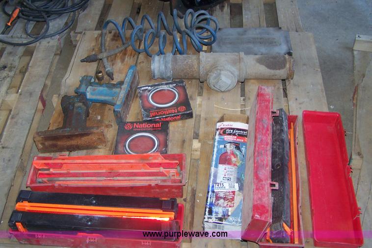image for item 7415 Assorted automotive items