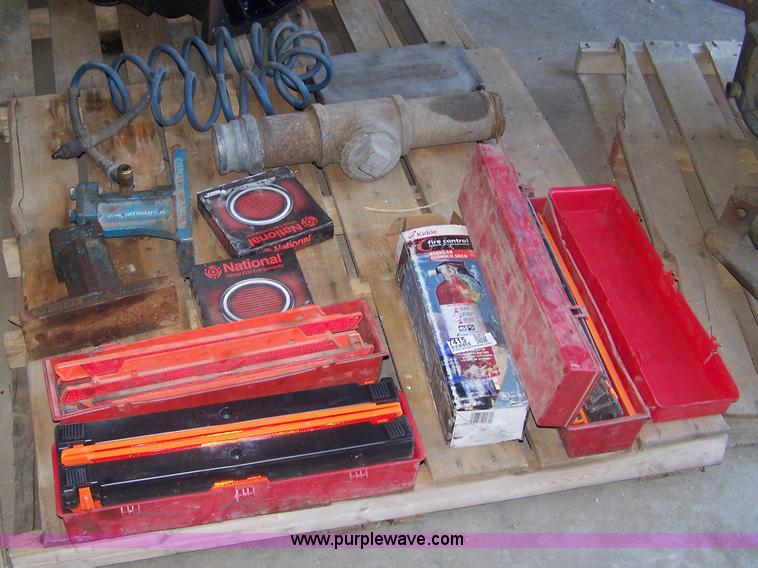 image for item 7415 Assorted automotive items