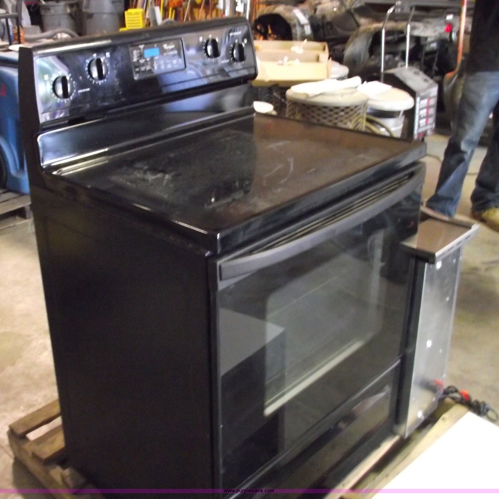 Assorted appliances in Kansas City, KS Item 5888 sold Purple Wave