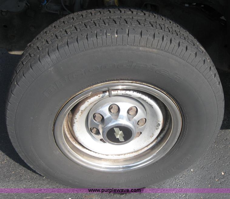 image for item 5221 1997 Chevrolet K2500 Suburban