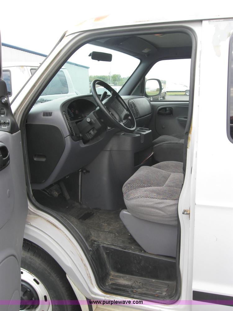 image for item 5223 2000 Dodge Ram Wagon B2500