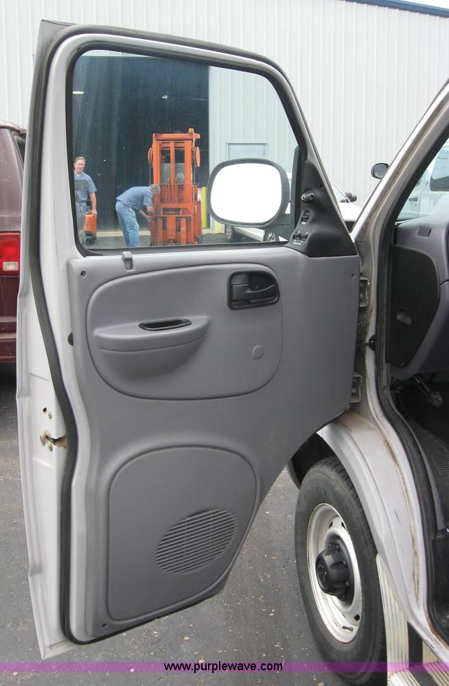 image for item 5223 2000 Dodge Ram Wagon B2500