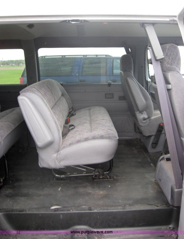 image for item 5223 2000 Dodge Ram Wagon B2500