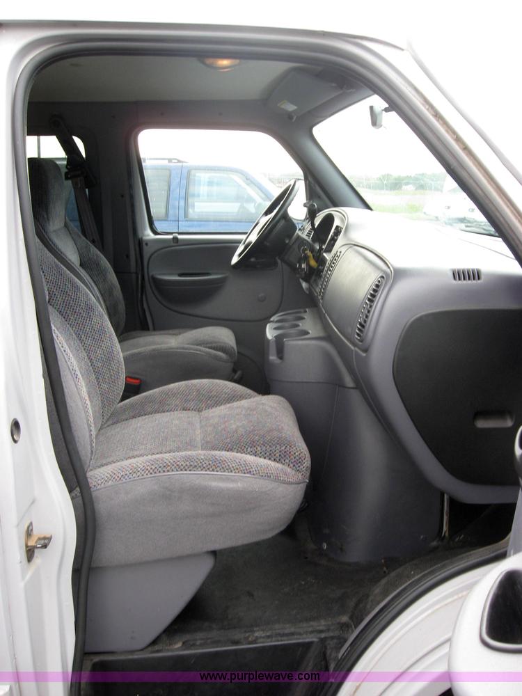 image for item 5223 2000 Dodge Ram Wagon B2500