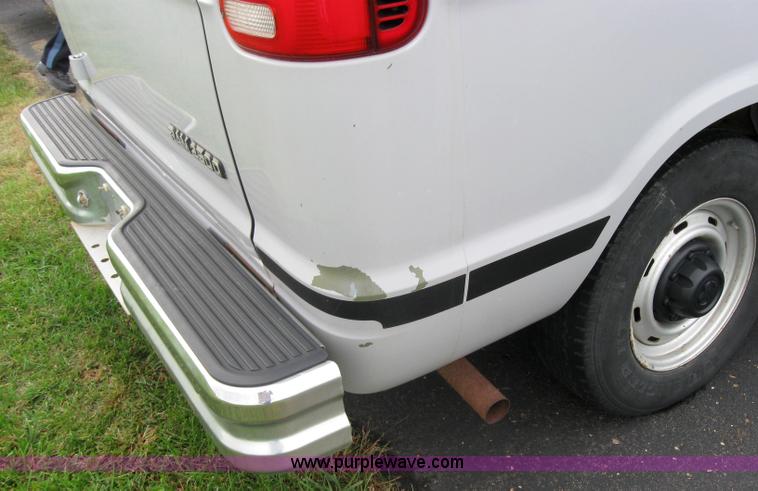 image for item 5223 2000 Dodge Ram Wagon B2500