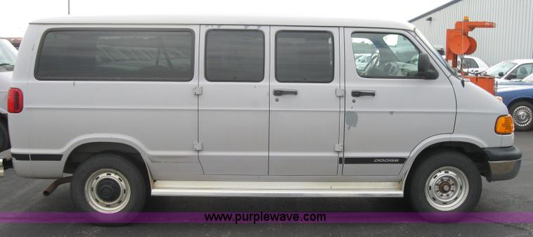 image for item 5224 2001 Dodge Ram Wagon B2500