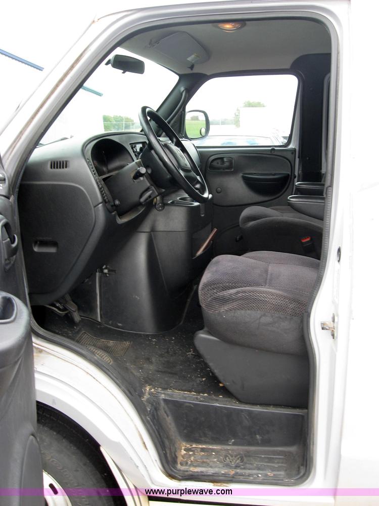 image for item 5224 2001 Dodge Ram Wagon B2500