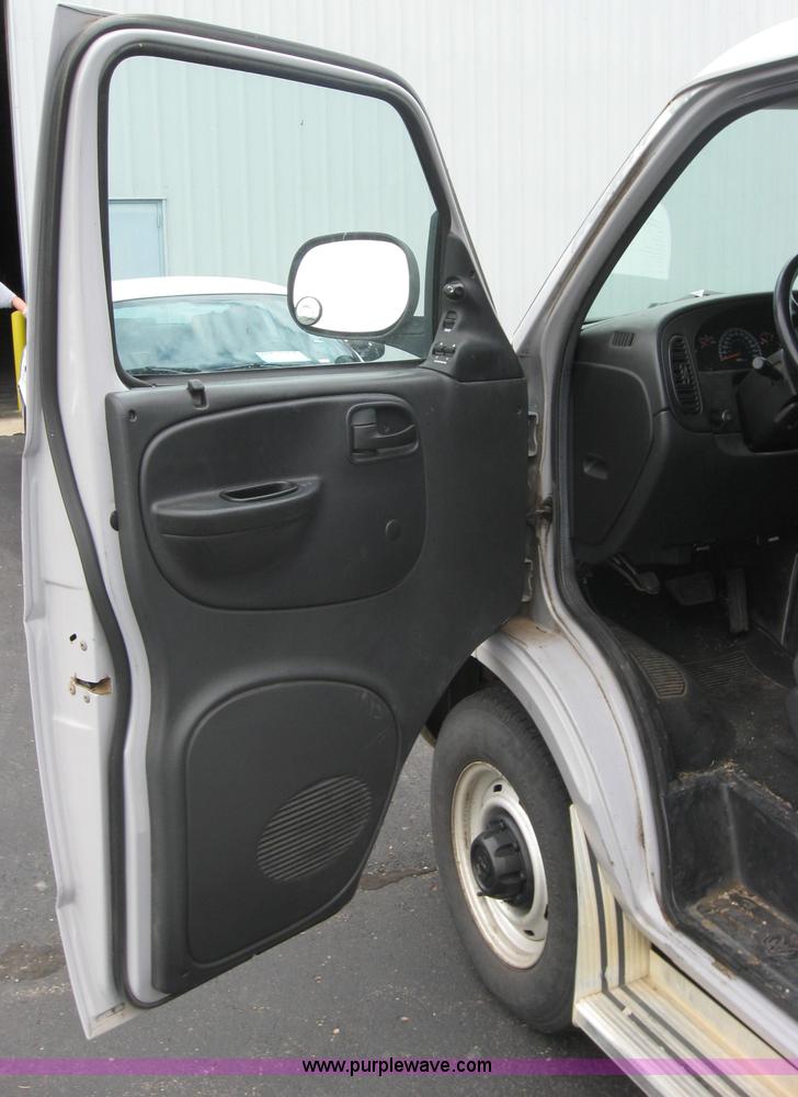 image for item 5224 2001 Dodge Ram Wagon B2500