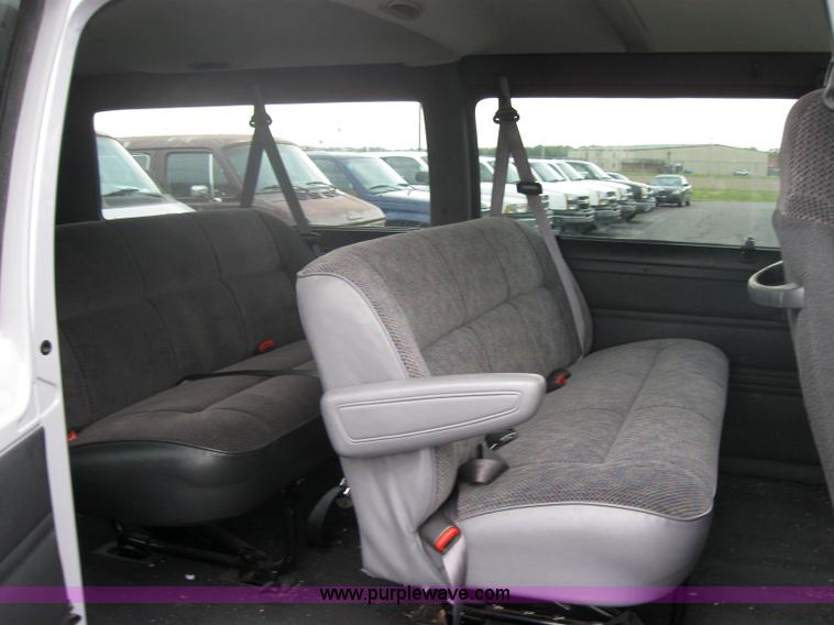 image for item 5224 2001 Dodge Ram Wagon B2500