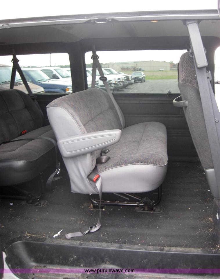 image for item 5224 2001 Dodge Ram Wagon B2500