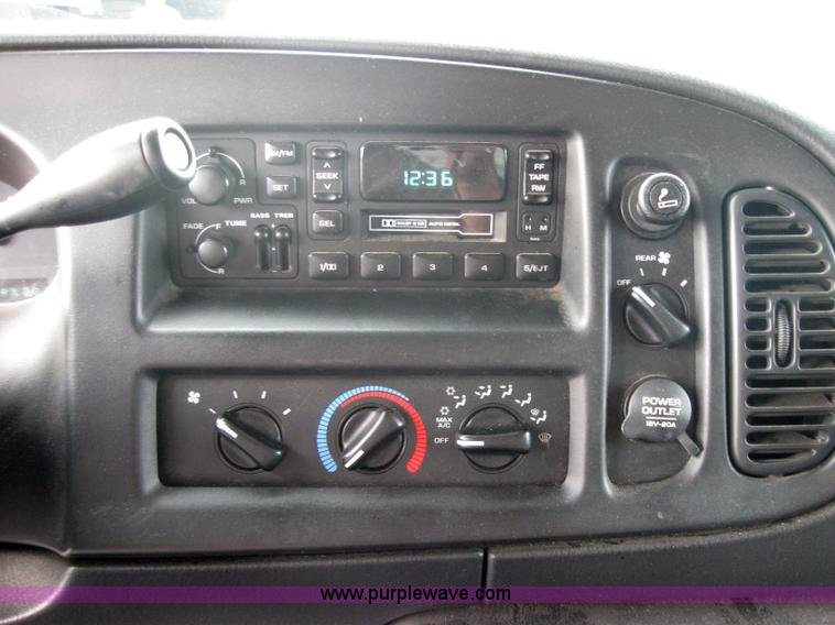 image for item 5224 2001 Dodge Ram Wagon B2500