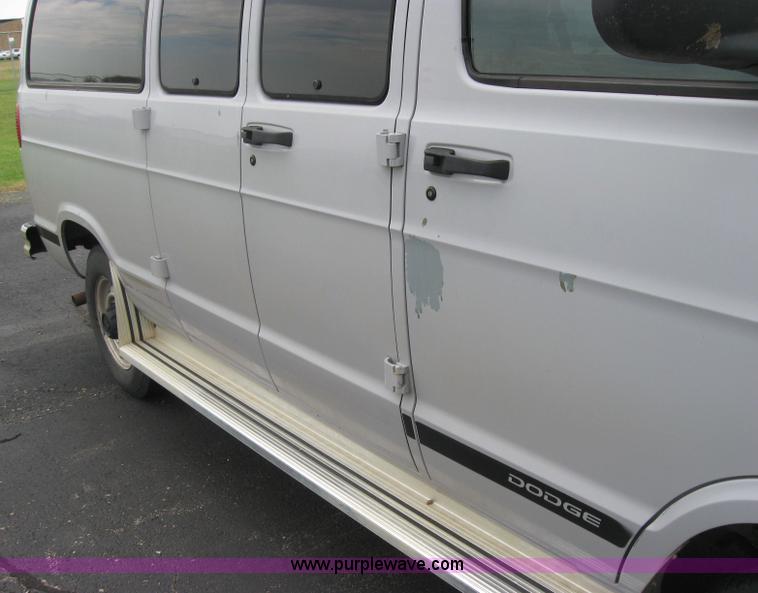 image for item 5224 2001 Dodge Ram Wagon B2500