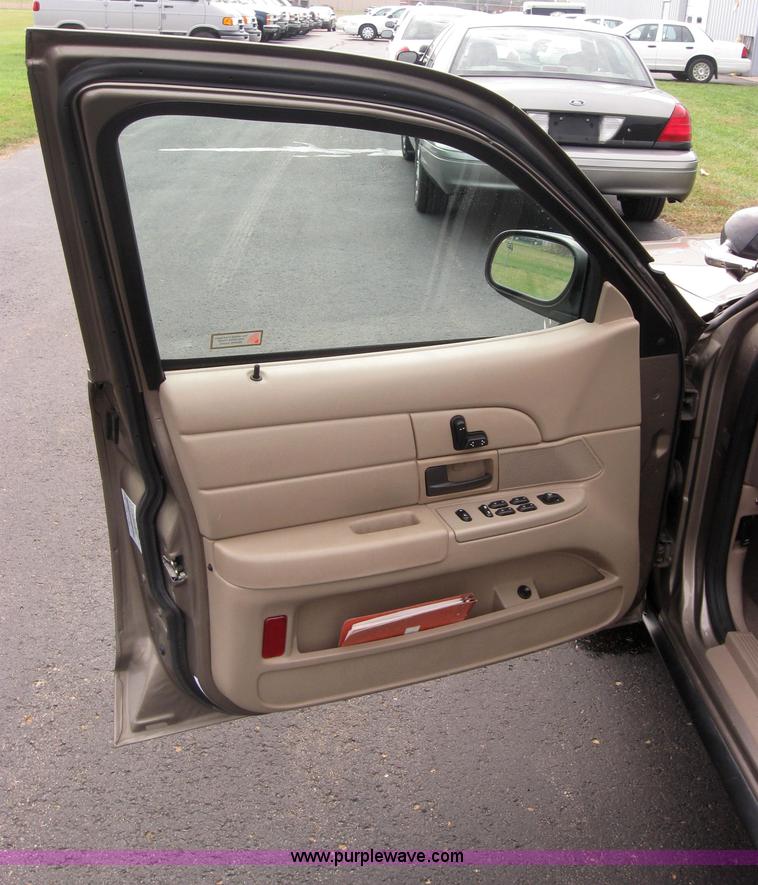 image for item 5225 2005 Ford Crown Victoria Police Interceptor