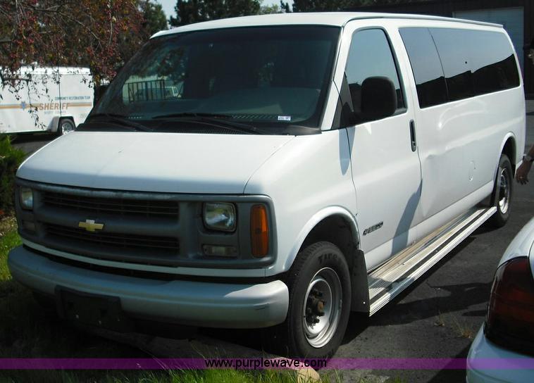 image for item 3622 2001 Chevrolet G2500 Express van