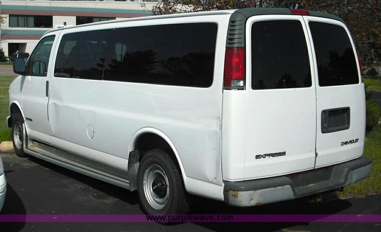 image for item 3622 2001 Chevrolet G2500 Express van