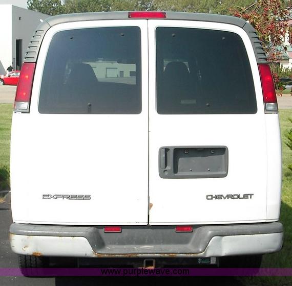 image for item 3622 2001 Chevrolet G2500 Express van