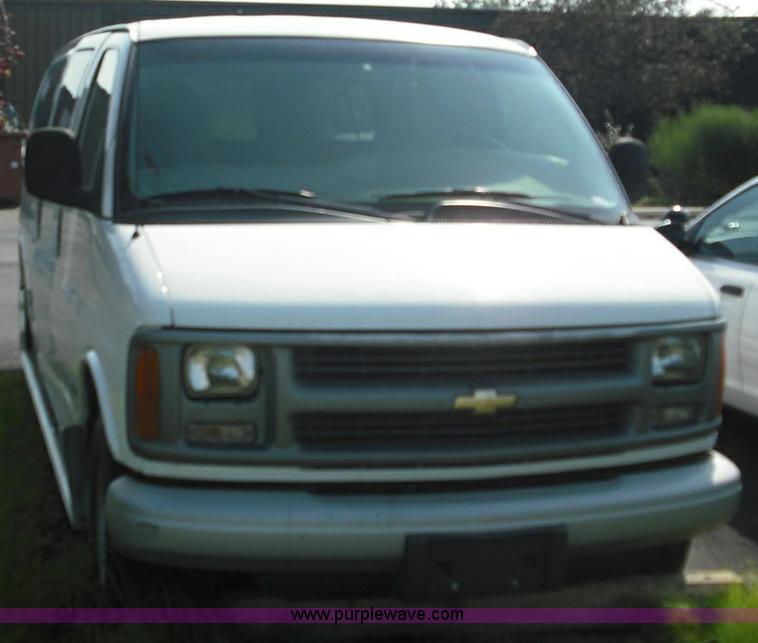 image for item 3622 2001 Chevrolet G2500 Express van