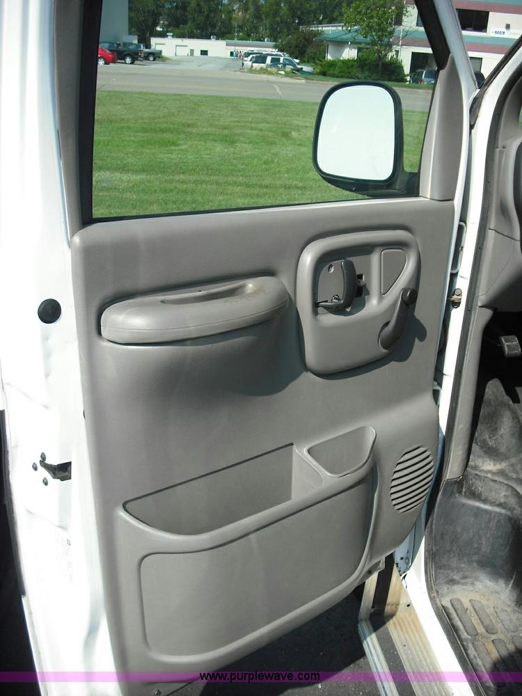 image for item 3622 2001 Chevrolet G2500 Express van