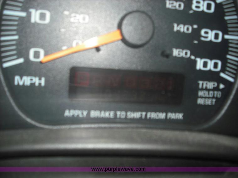 image for item 3622 2001 Chevrolet G2500 Express van