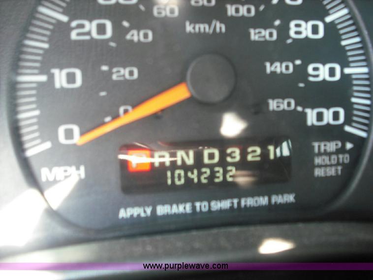 image for item 3622 2001 Chevrolet G2500 Express van