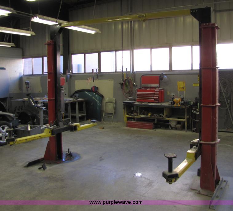 image for item 5176 Snap-on Wheel Tronic two post car lift