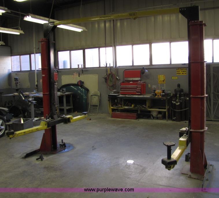 image for item 5176 Snap-on Wheel Tronic two post car lift