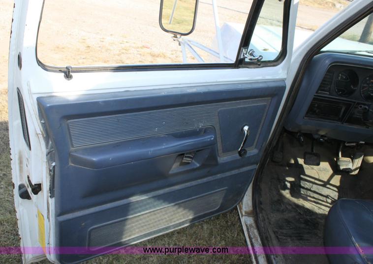 image for item 6183 1988 Dodge Ram D-350 pickup truck