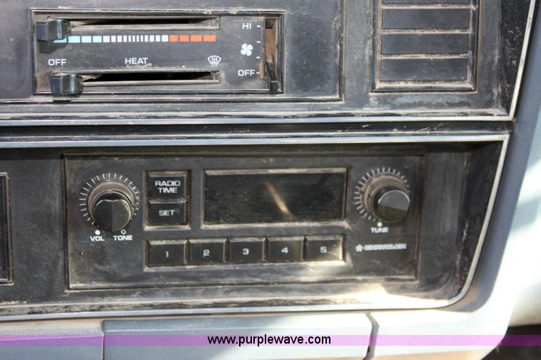 image for item 6183 1988 Dodge Ram D-350 pickup truck