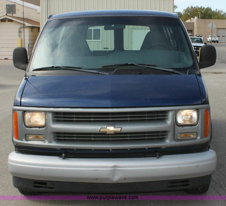 image for item 6192 2000 Chevrolet G1500 Vans Express