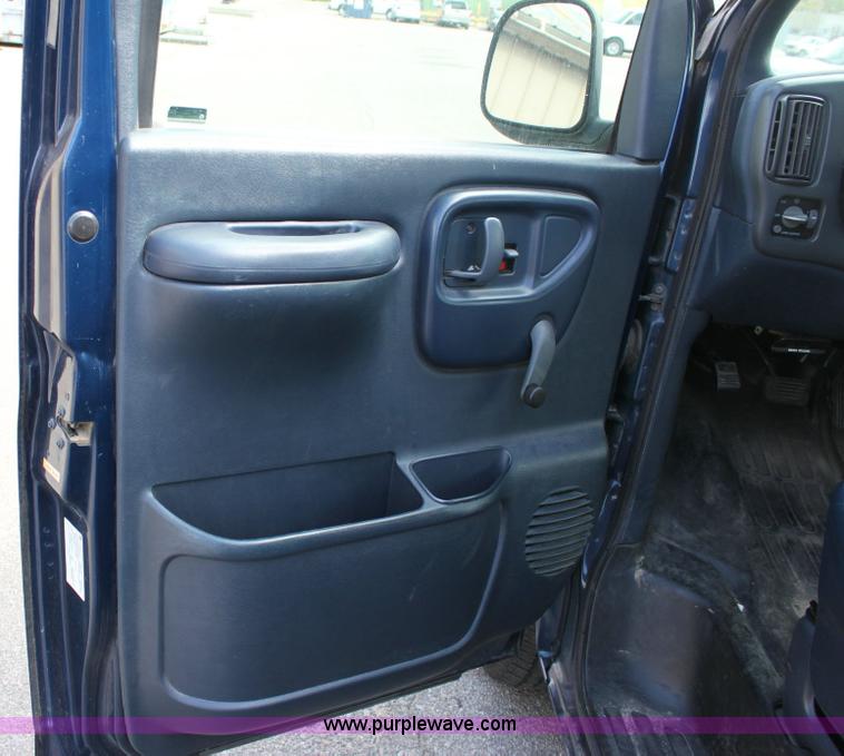 image for item 6192 2000 Chevrolet G1500 Vans Express