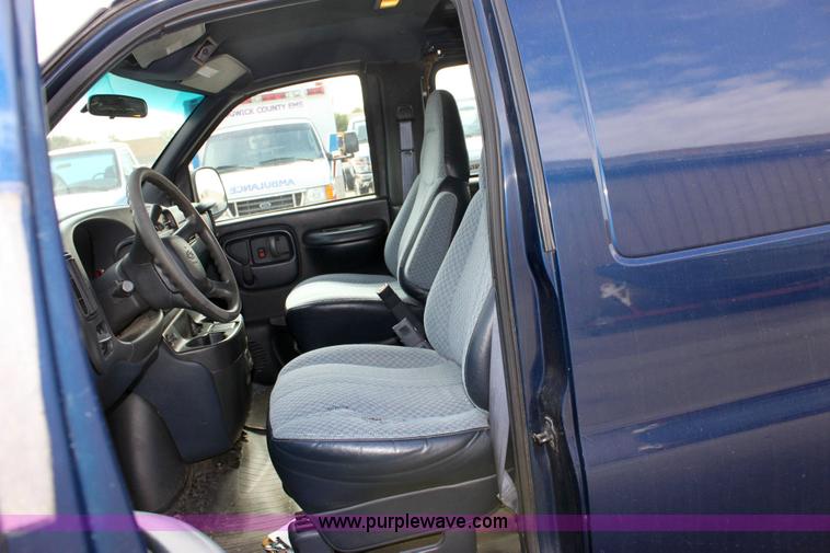 image for item 6192 2000 Chevrolet G1500 Vans Express