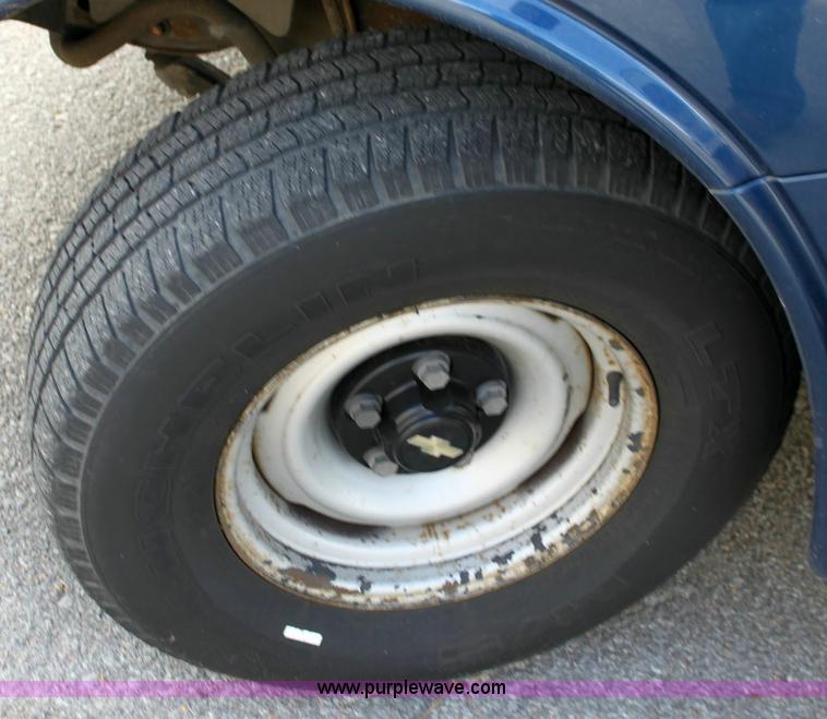 image for item 6192 2000 Chevrolet G1500 Vans Express