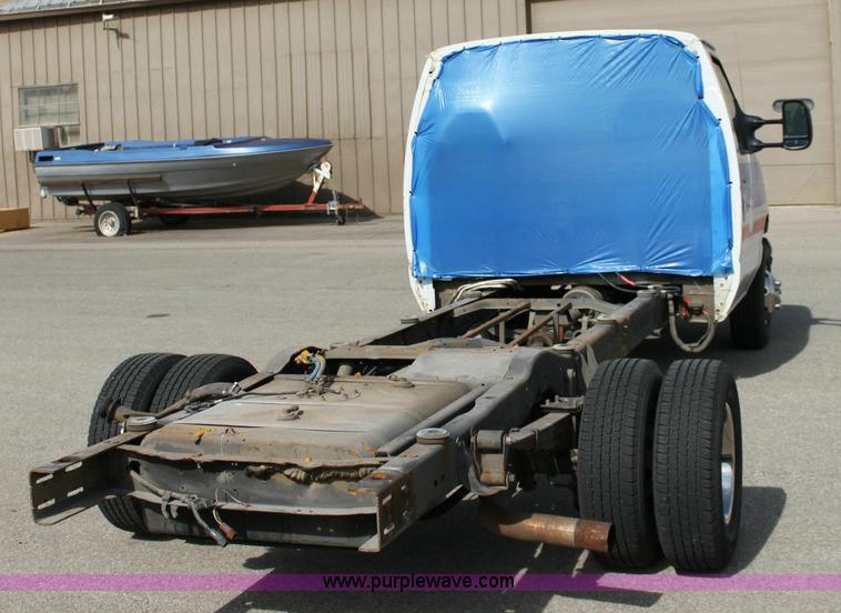 image for item 6193 2004 Ford E450 Super Duty cab and ambulance chassis