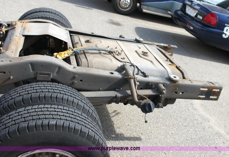 image for item 6193 2004 Ford E450 Super Duty cab and ambulance chassis