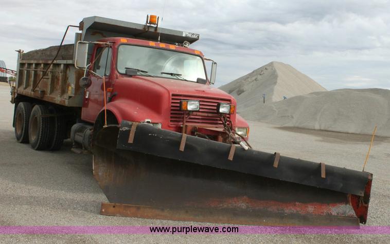image for item 6210 1992 International 4900 tandem axle dump truck