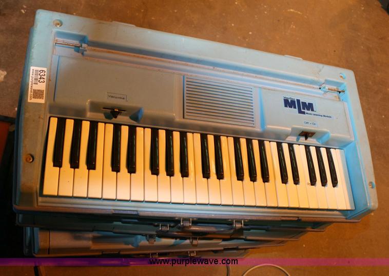 image for item 6343 (19) electric keyboards