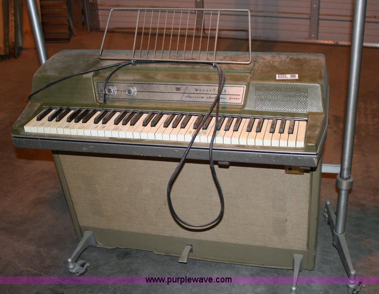 image for item 6355 Wurlitzer classroom electric piano with keyboard visualizer