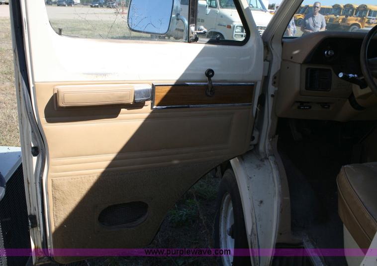 image for item 6364 1988 Dodge Ram Wagon B350