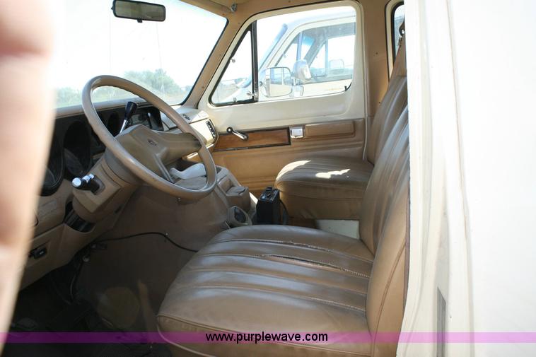 image for item 6365 1988 Dodge Ram Wagon B350