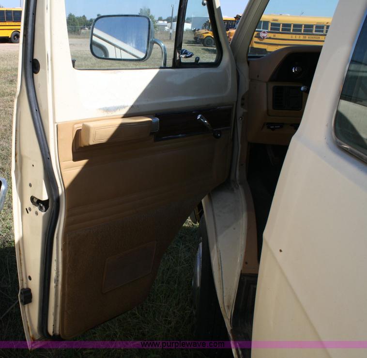 image for item 6366 1989 Dodge Ram Wagon B350